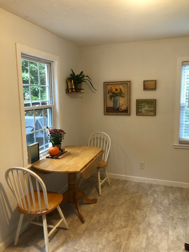 Foto del edificio - 43 Hemlock Rd