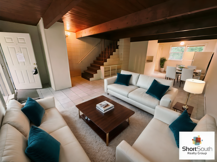 Primary Photo - Spacious 2 Bed 1 Bath Townhome For-Rent on...