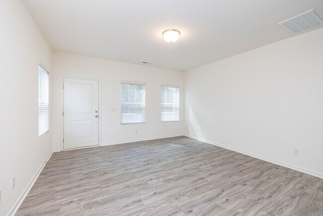 Foto del edificio - 3 Bedroom Townhome Main Street Pineville - MOVE IN SPECIAL