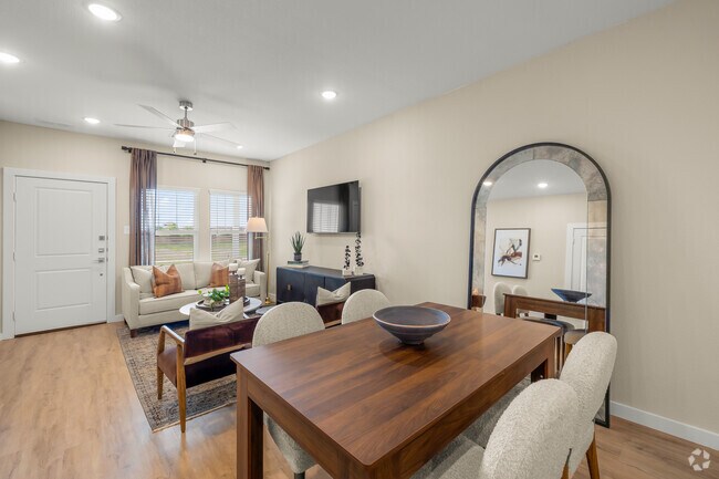 3 habitaciones, 2.5 baños - 1,451 pies cuadrados - Comedor - Living Fully Orchard Farms
