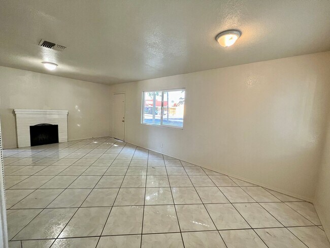 Foto del edificio - Merced: $1700 3 bed 1 bath with spacious y...