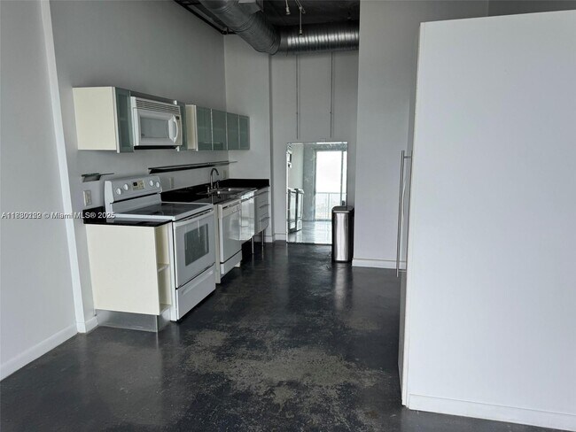 Foto del edificio - 10 SW South River Dr