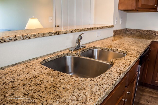 Building Photo - 1904 N Severance St