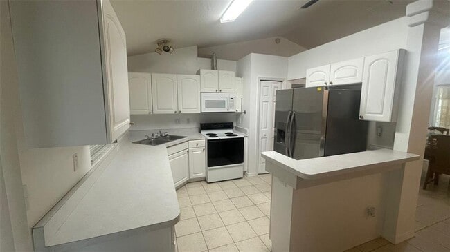Building Photo - 32 Almond Dr