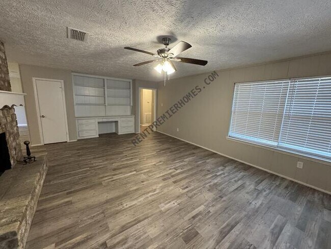 Foto del edificio - 3214 Three Pines Dr
