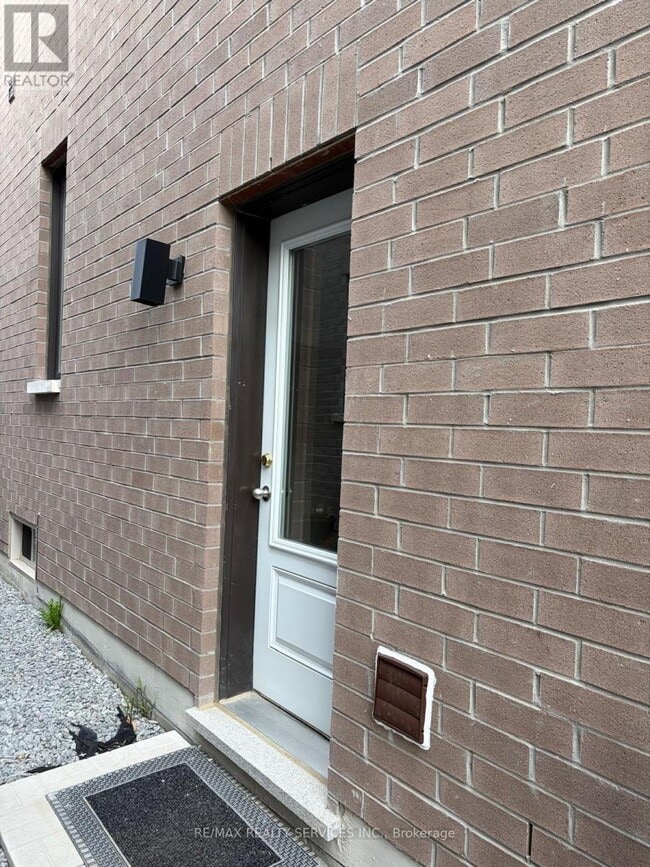 Building Photo - 32 Fruitful Cres
