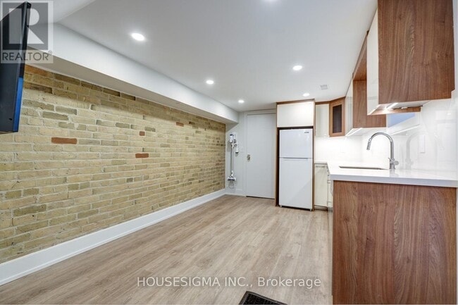 Building Photo - 274 Roxton Rd