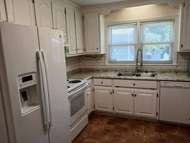 Building Photo - 1 Lynn Drive,  Newport News, VA 23606