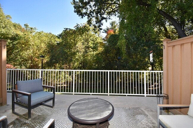 Building Photo - 15 Yorktown Dr