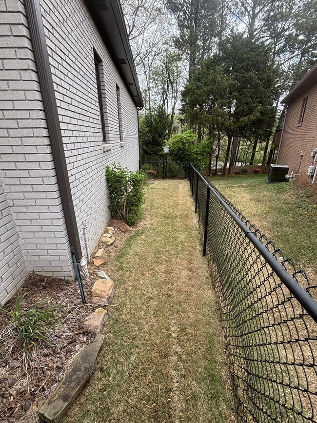 Foto del edificio - Spacious 3 Bed 2 Bath Home In Homewood With Large Basement