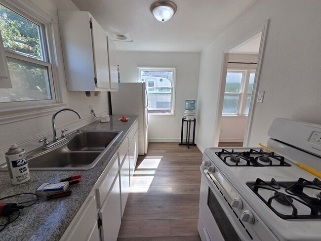 Building Photo - 1+1 Ventura Avenue, super cute 1+1 in rear duplex w/ yard