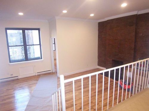 Building Photo - 240 W 76th St