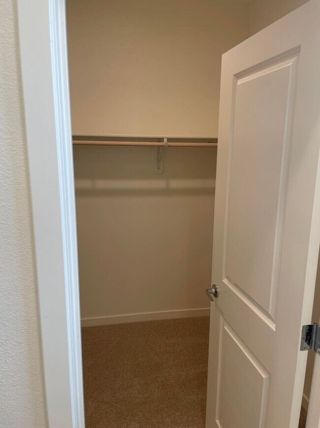 Foto del edificio - Only 1 Resident - Newer Home