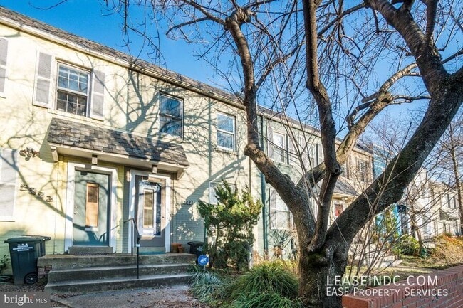 Building Photo - 2221 Ontario Rd NW
