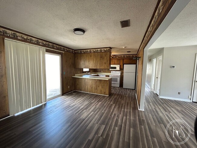 Foto del edificio - FALL MOVE-IN SPECIAL: 50% OFF 1st FULL MONTH'S RENT!**