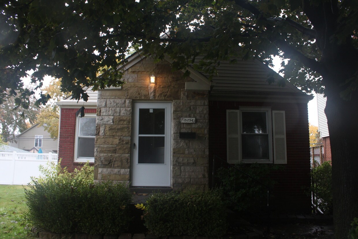 15234 Euclid Ave, Allen Park, MI 48101 House Rental in Allen Park, MI