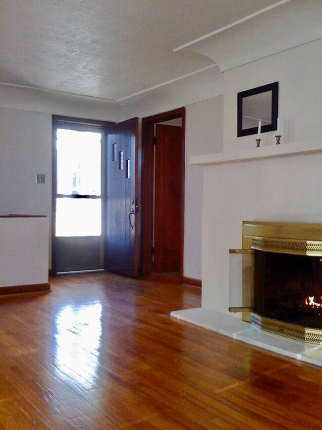 Living room - 1141 N Wayne St