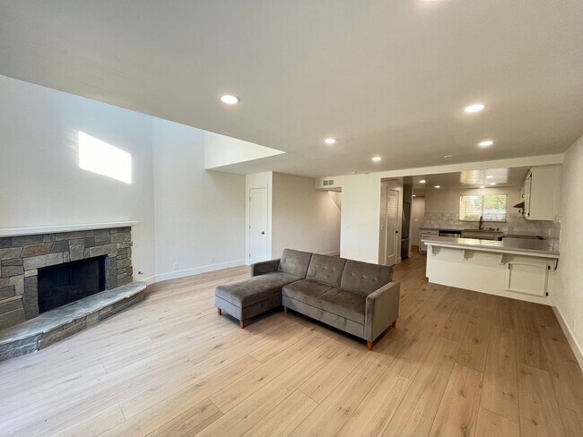 Building Photo - Updated 2 story Condo in Central Location ...