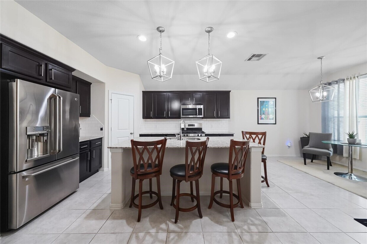 Foto del edificio - 16330 Hillside Garden Ln