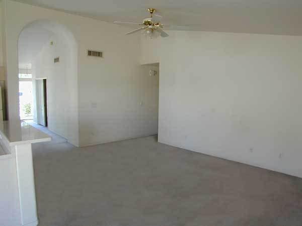 Building Photo - Amazing 4 bed/2 bath home located in conve...