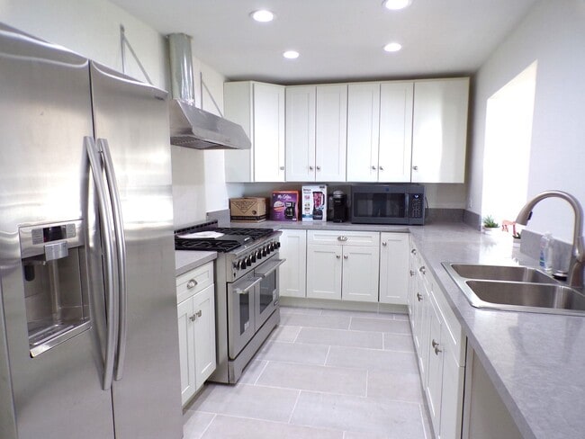 Building Photo - Rooms for rent in quiet residential neighborhood.