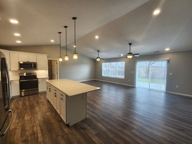 Foto del edificio - East Side Terre Haute - 5 Bedroom, 3 Baths, 2 Car Garage Home!