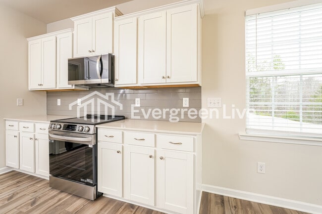 Building Photo - 5585 Hydrangea St