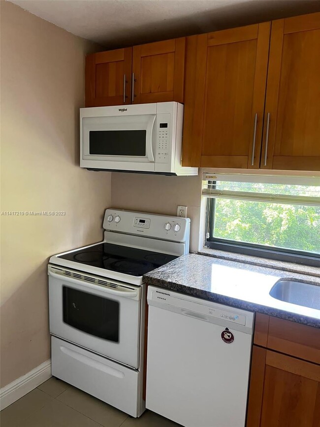 Foto del edificio - 17021 N Bay Rd