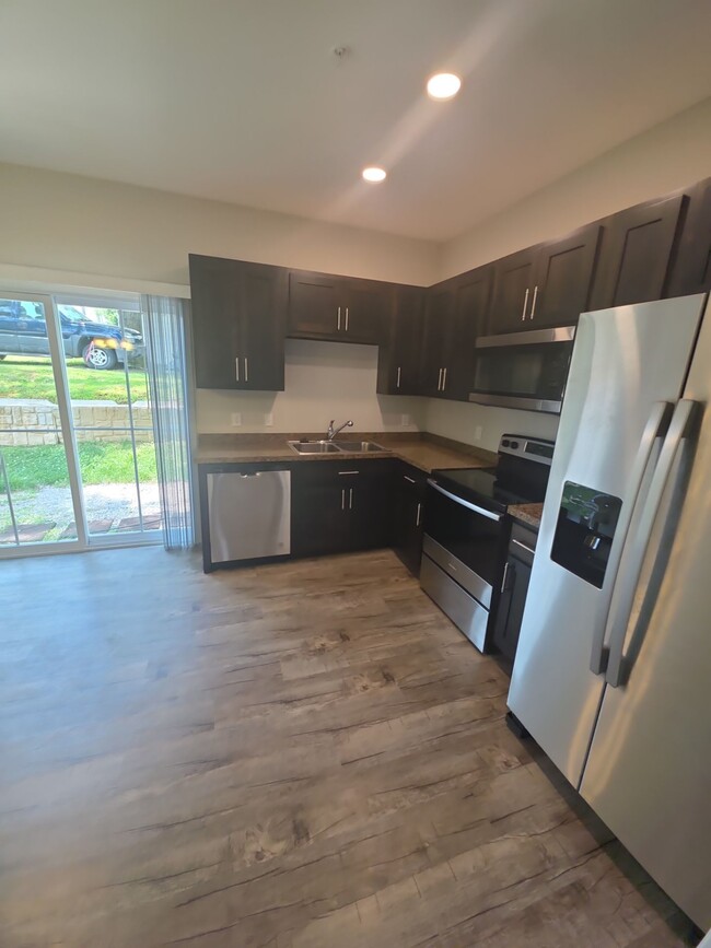 Building Photo - 107 Towne View Dr