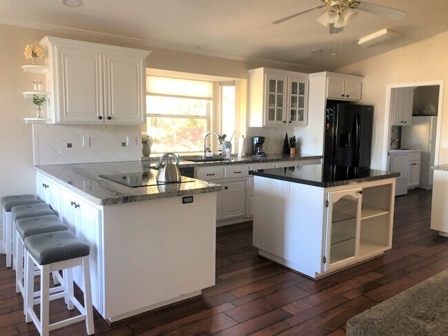 Foto del edificio - Lake Front Furnished Home, 3 bed, 4 bath in Lake Wildwood, Penn Valley, CA