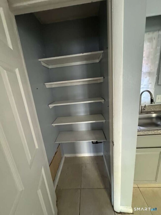 Building Photo - 240 Oak St