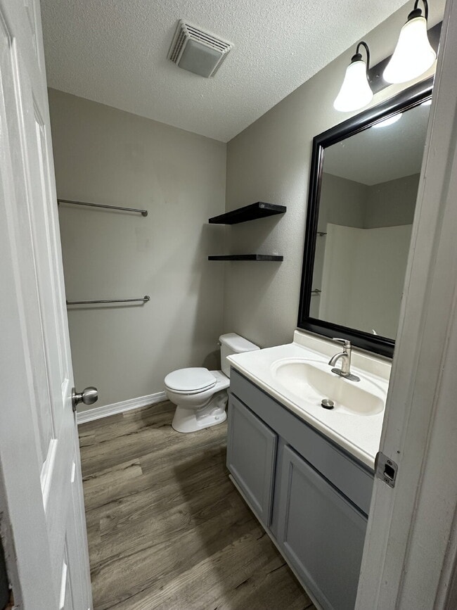 Building Photo - Renovated 2BR Coastal Apartment in Gulf Br...