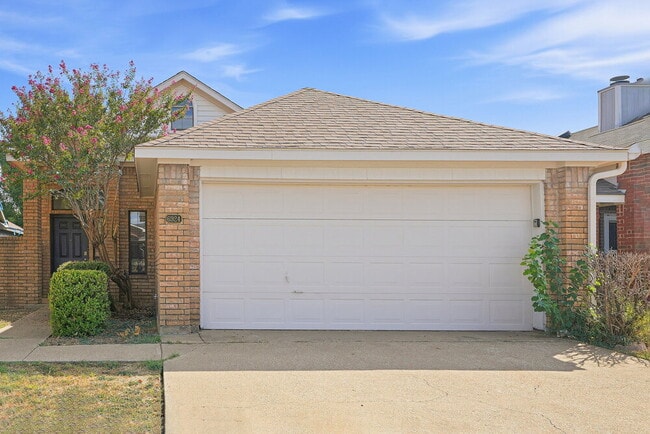 Building Photo - 6924 Aston Dr