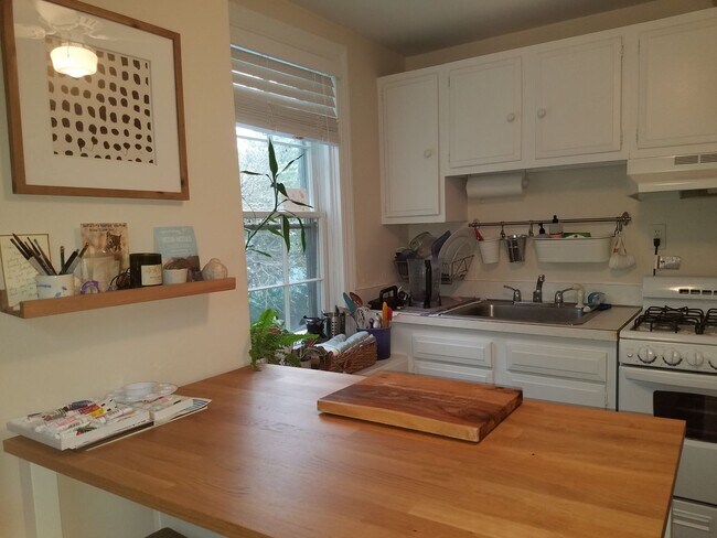 Building Photo - Spacious upper multi level apartment in he...