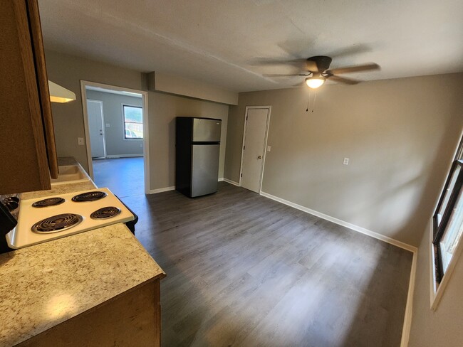 Building Photo - 1000 Plainview Dr