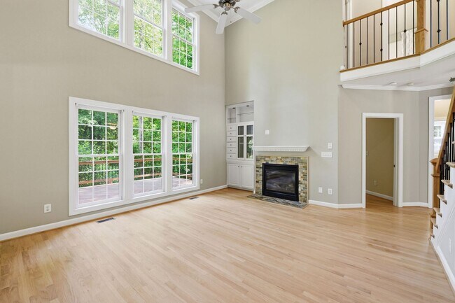 Foto del edificio - Gorgeous and Spacious 5 Bedroom Home, Cul-de-sac lot, Vaulted Ceilings, Large Backyard, Stunning ...