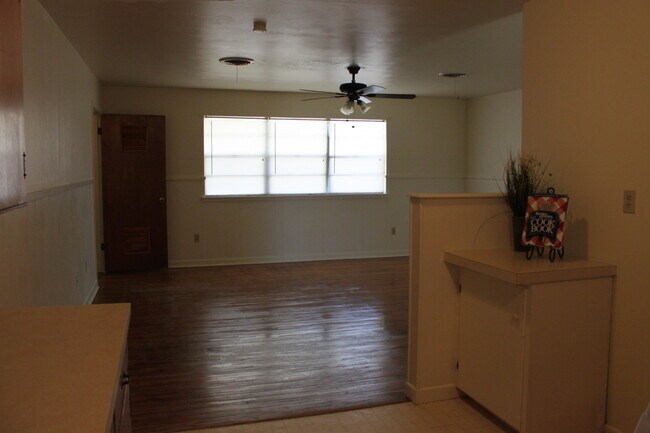 Foto del edificio - PRE -LEASING COLLEGE PROPERTY FOR AUGUST 1ST! 4 Bedroom/2 Bath/ 1-Car Garage