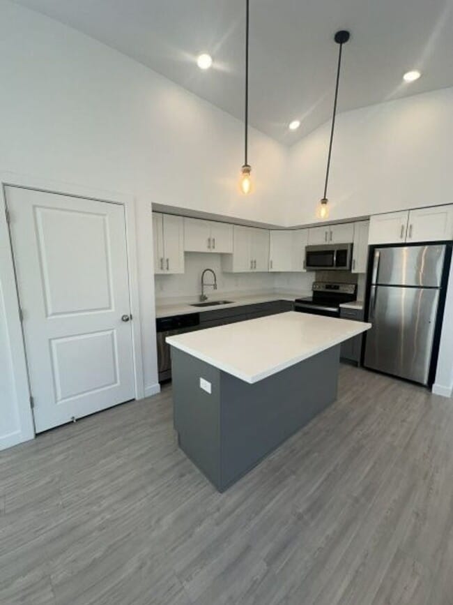 Building Photo - 572 E 3860 S