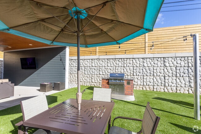 Courtyard - Studios180 - Short/Long Term Leases Apartments