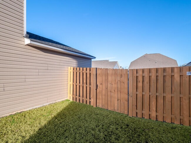 Building Photo - 1719 Camazay Dr