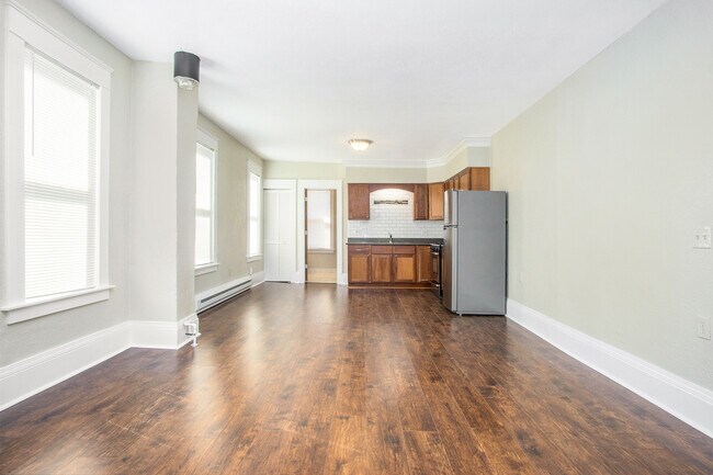 Open Concept Spacious - 1211 Pine St