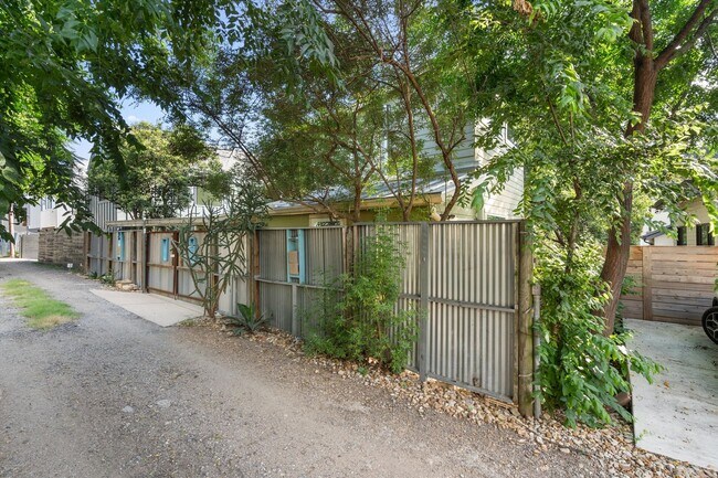 Foto del edificio - 1309 Singleton Ave
