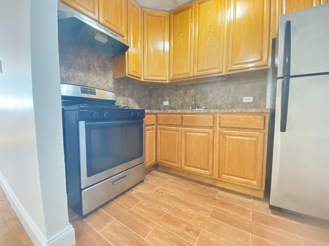 Primary Photo - 880 68th St