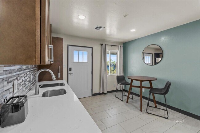 Foto del edificio - 1879 W Peppertree Dr