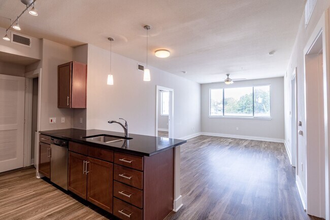 Foto del edificio - Modern 2 Bedroom, 2 Bathroom in West Campus