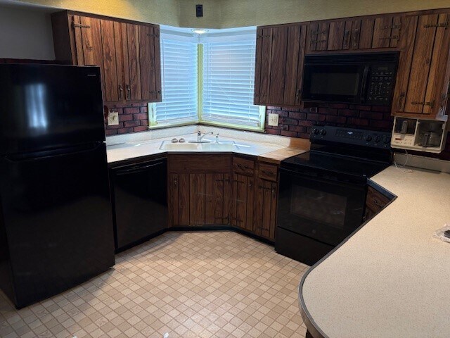 Building Photo - 418 N Service Rd