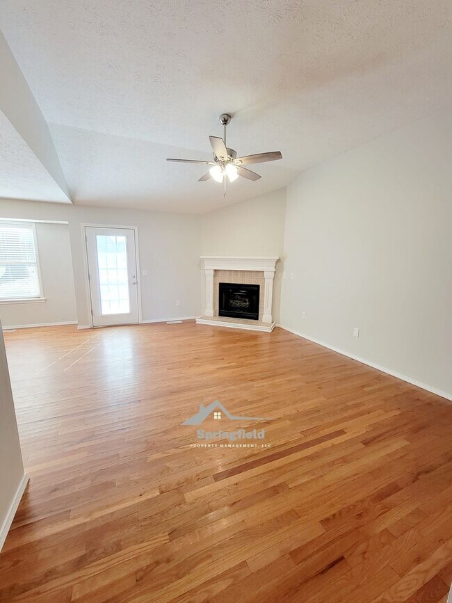 Foto del edificio - Location-Location; South West Springfield ...