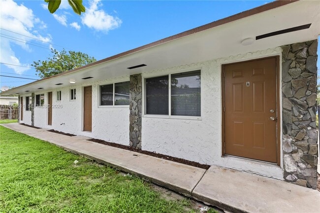 Building Photo - 6121 SW 40th Ct