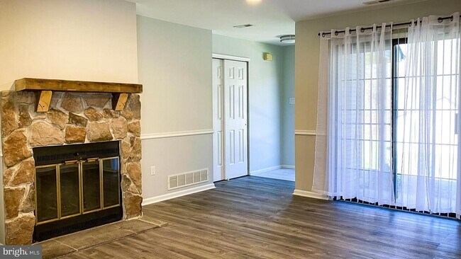 Foto del edificio - 53 Basswood Ct