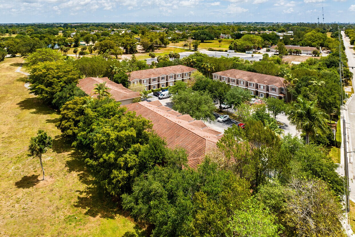 Aerial Photo - 18th Hole at Inverrary Condominiums